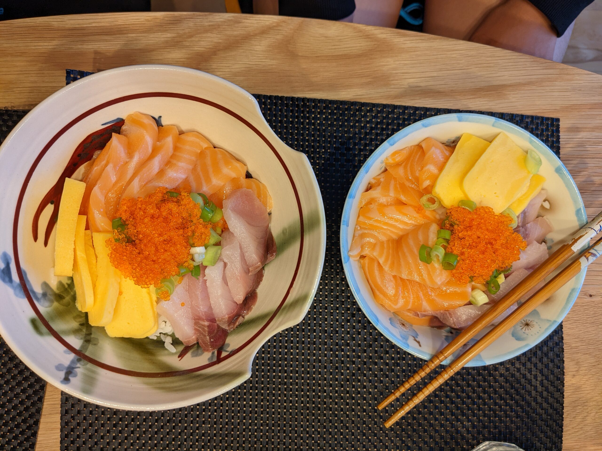 homemade cooking: chirashi : salmon, hamachi, green onion, tomago